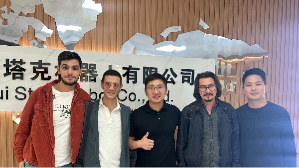國(guó)外客戶廠內(nèi)驗(yàn)收與培訓(xùn)圓滿成功，三維激光切割機(jī)實(shí)力贏得贊譽(yù)國(guó)外友人贊譽(yù)